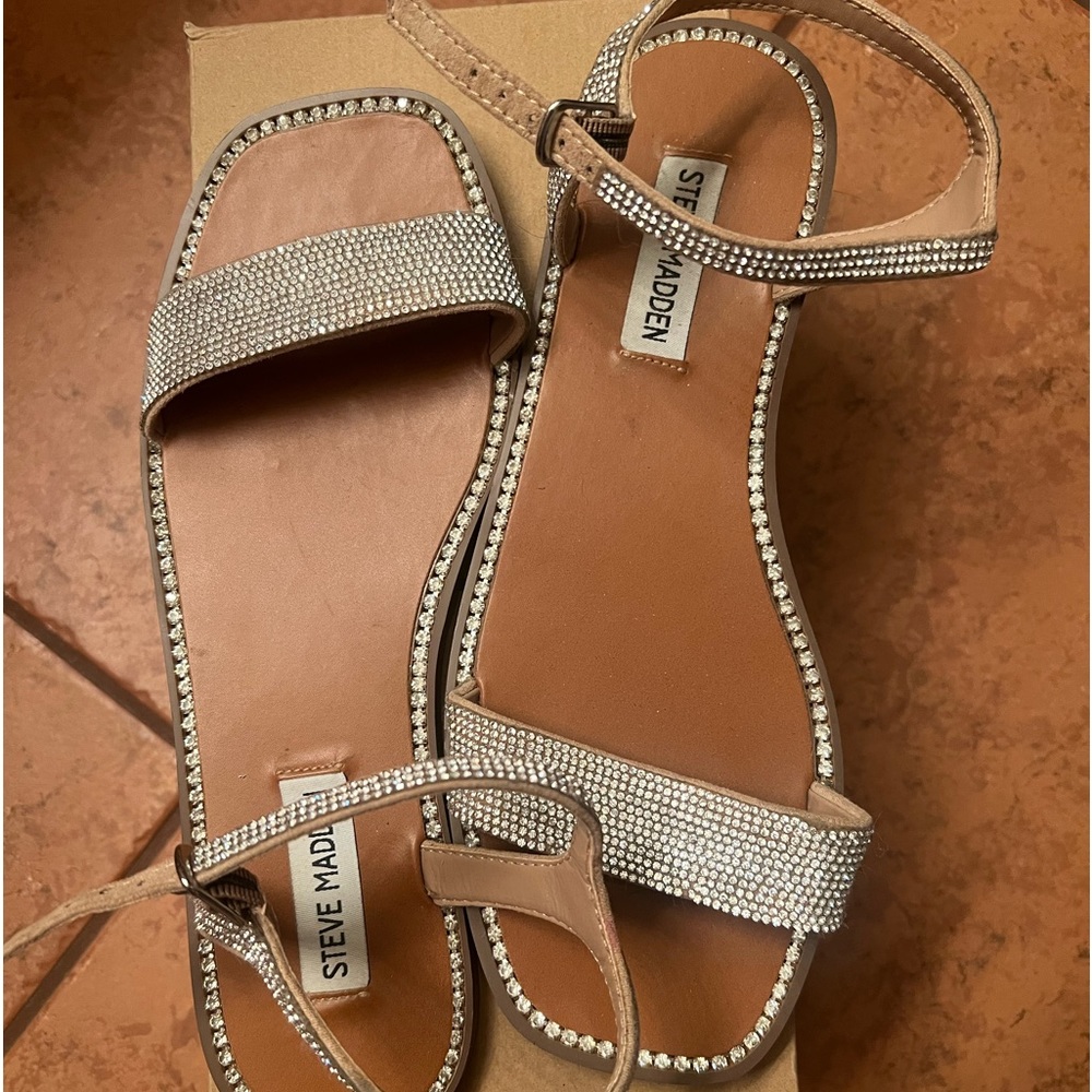 Steve Madden Nisha-R flat sandal!